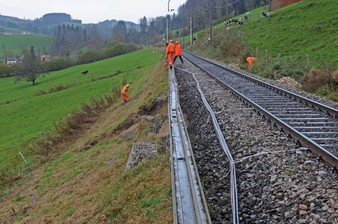 Erdrutsch an einem Bahndamm.